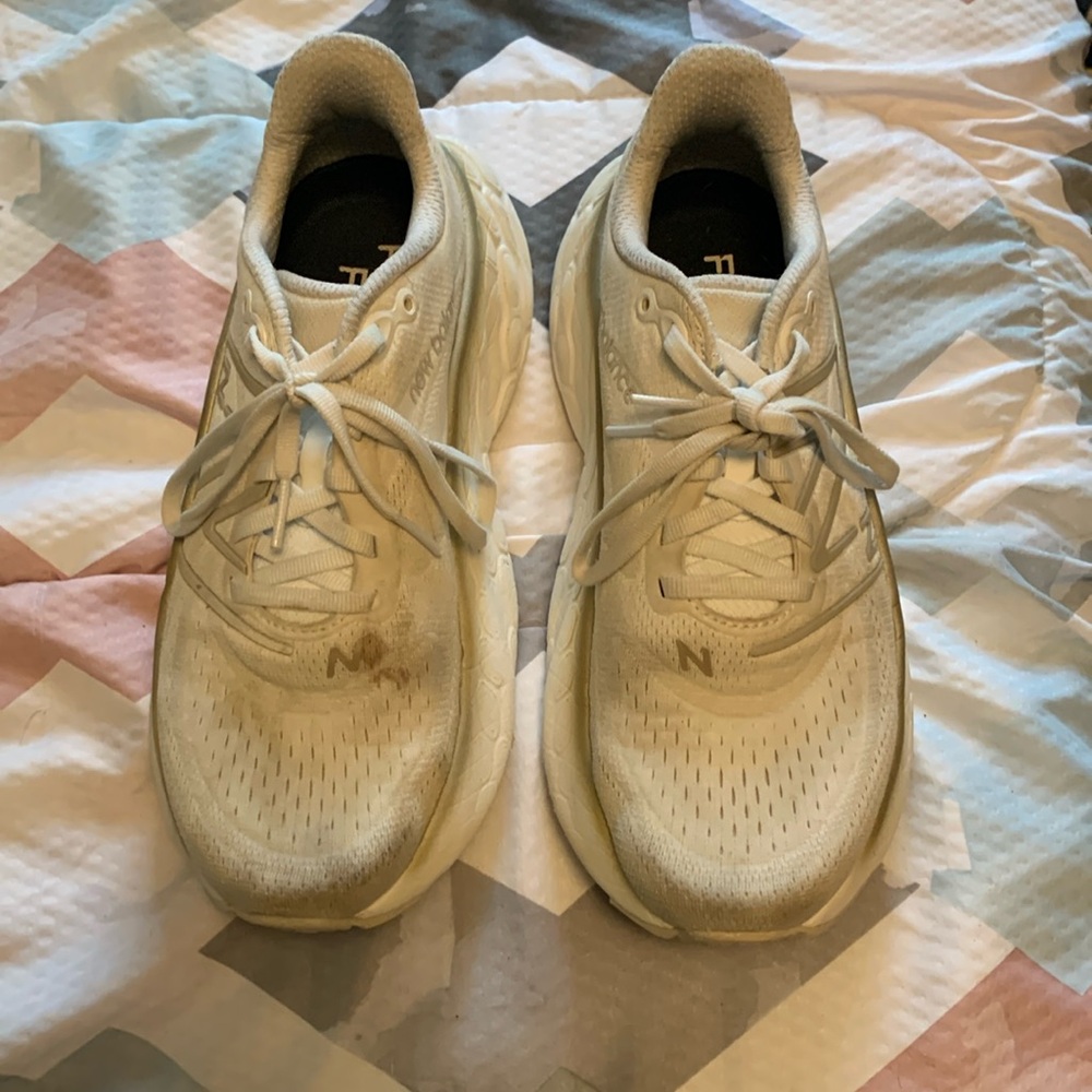 Women’s New Balance 7.5 sneaker